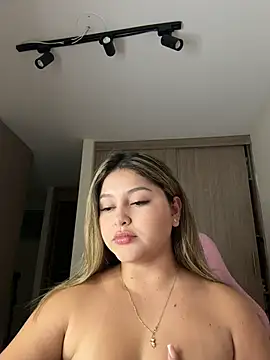 Snapshot of lunablossom_ chatting on 25, 2, 2026 lunablossom online show from 25, 2, 2026