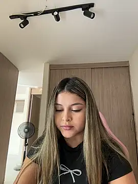 Snapshot of lunablossom_ chatting on 4, 3, 2026 lunablossom online show from 4, 3, 2026