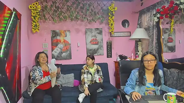 lesbiancuple online show from 15, 4, 2026