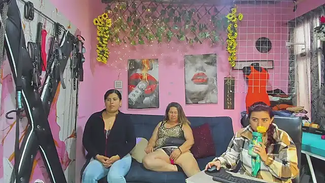 lesbiancuple online show from 14, 5, 2026