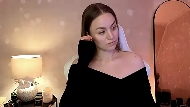 Snapshot of MilaFleur chatting on 4, 10, 2025 MilaFleur online show from 4, 10, 2025