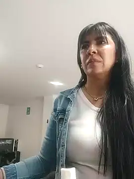 Snapshot of aisha_latina chatting on 7, 10, 2025 aisha latina online show from 7, 10, 2025