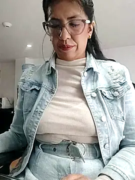 Snapshot of aisha_latina chatting on 17, 10, 2025 aisha latina online show from 17, 10, 2025