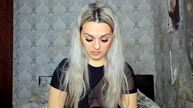 NicoletMoore online show from 6, 2, 2025