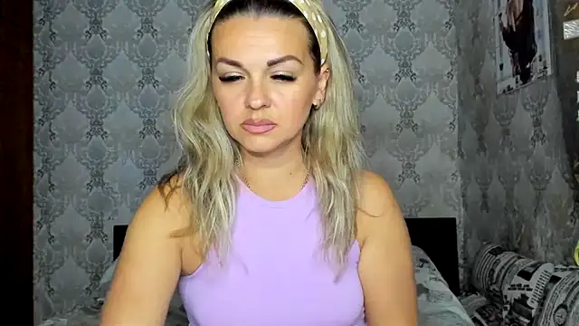 NicoletMoore online show from 22, 9, 2025