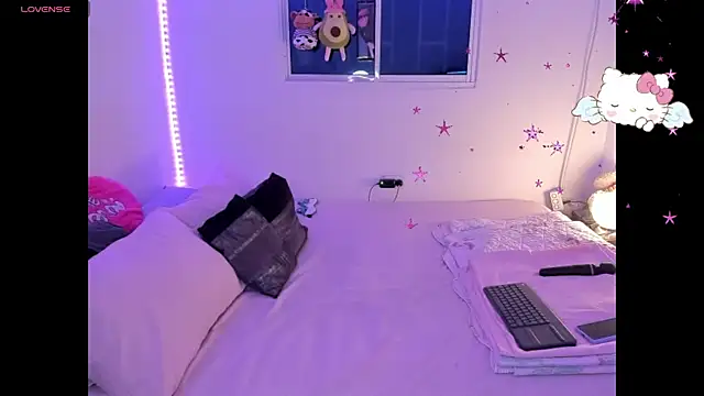 Snapshot of MollyG18 chatting on 2, 10, 2025 MollyG18 online show from 2, 10, 2025