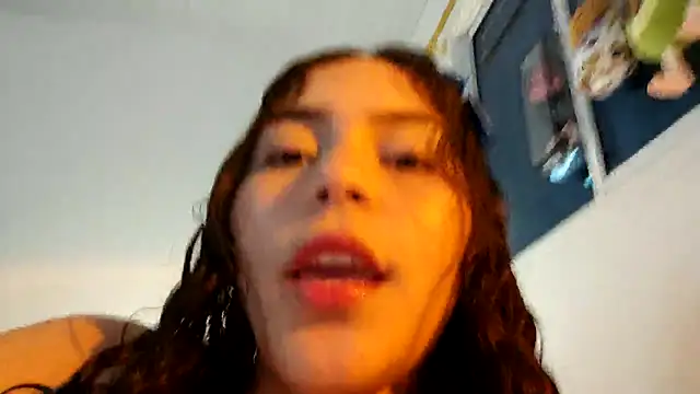 Snapshot of MollyG18 chatting on 4, 11, 2025 MollyG18 online show from 4, 11, 2025