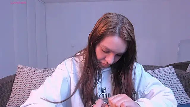 miataylorr1 online show from 4, 2, 2025