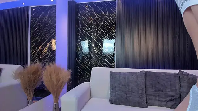 miataylorr1 online show from 21, 2, 2025