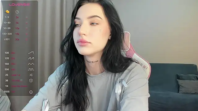 JenniferQueen11 online show from 4, 12, 2024