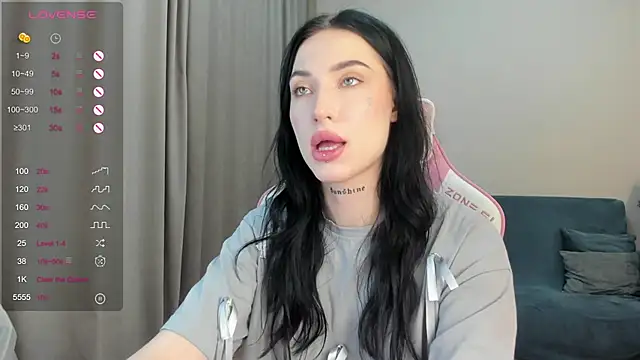 JenniferQueen11 online show from 4, 12, 2024