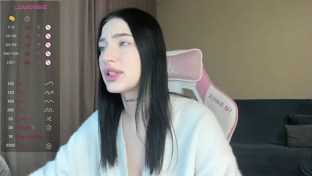 JenniferQueen11 online show from 10, 12, 2024