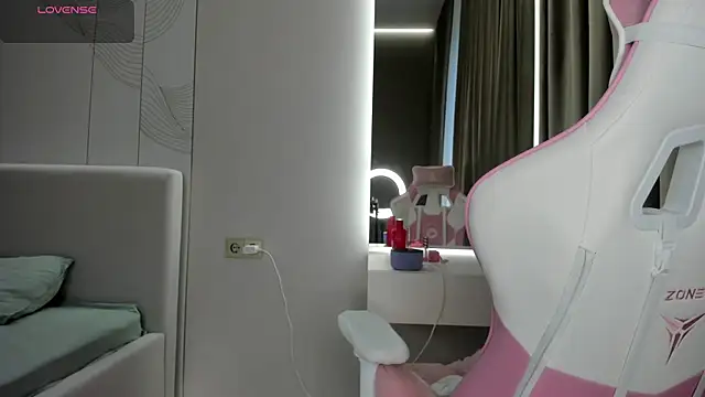 JenniferQueen11 online show from 17, 5, 2026