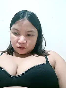 Snapshot of milkytitsmom4u chatting on 17, 9, 2025 milkytitsmom4u online show from 17, 9, 2025