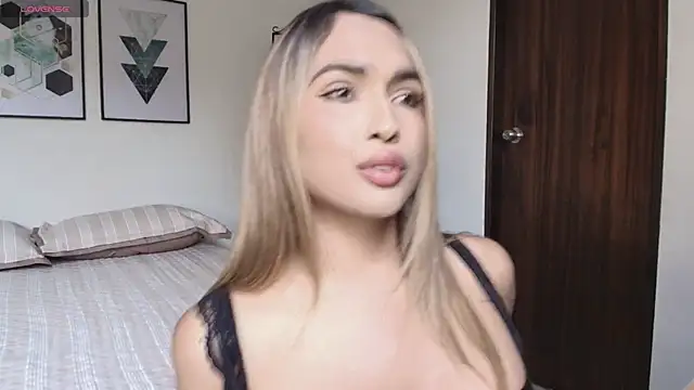 Snapshot of carminaurmommy chatting on 21, 12, 2025 carminaurmommy online show from 21, 12, 2025