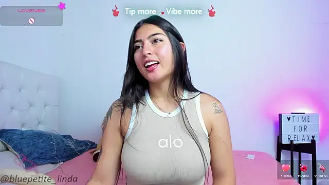 Snapshot of Blue_Petite chatting on 19, 3, 2026 Blue Petite online show from 19, 3, 2026