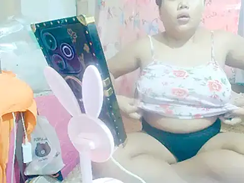 Snapshot of SweetNaughtyAss23 chatting on 1, 1, 2025 SweetNaughtyAss23 online show from 1, 1, 2025