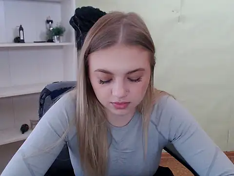 CrazyGloria online show from 5, 3, 2025