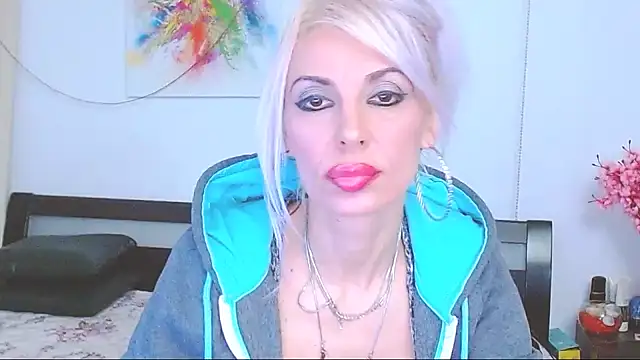 Snapshot of HoneyLara chatting on 1, 2, 2025 HoneyLara online show from 1, 2, 2025