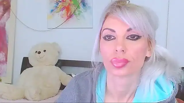 HoneyLara online show from 9, 3, 2026