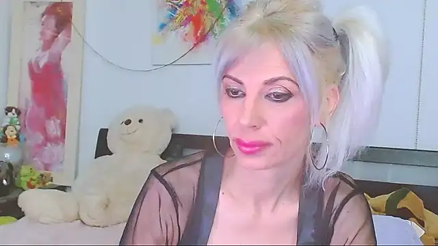 HoneyLara online show from 2, 5, 2026
