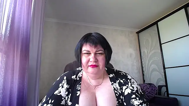 Snapshot of JuicyLady_Di chatting on 4, 5, 2026 JuicyLady Di online show from 4, 5, 2026