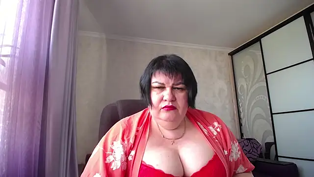 Snapshot of JuicyLady_Di chatting on 7, 5, 2026 JuicyLady Di online show from 7, 5, 2026