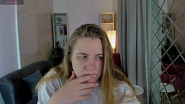 Snapshot of JadeSoft chatting on 10, 10, 2025 JadeSoft online show from 10, 10, 2025