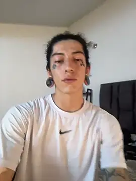 Snapshot of tommylongxx chatting on 13, 11, 2025 tommylongxx online show from 13, 11, 2025