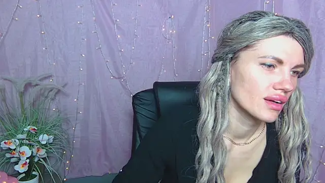 Snapshot of MilaLoona chatting on 17, 4, 2026 MilaLoona online show from 17, 4, 2026