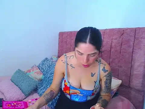 Snapshot of Hoot_Alice chatting on 30, 9, 2025 Hoot Alice online show from 30, 9, 2025