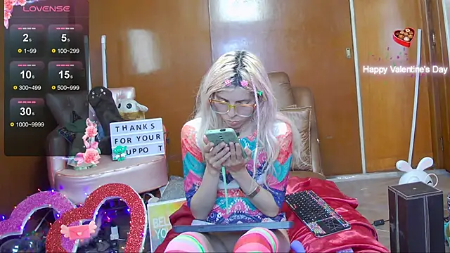 Skinygirl online show from 4, 12, 2024