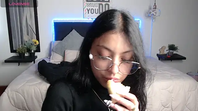 Snapshot of vaness_weet chatting on 11, 3, 2025 vaness weet online show from 11, 3, 2025