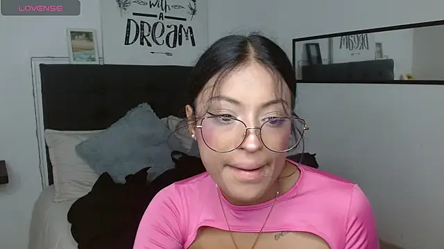 Snapshot of vaness_weet chatting on 7, 10, 2025 vaness weet online show from 7, 10, 2025