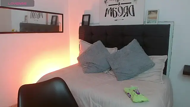 Snapshot of vaness_weet chatting on 10, 10, 2025 vaness weet online show from 10, 10, 2025