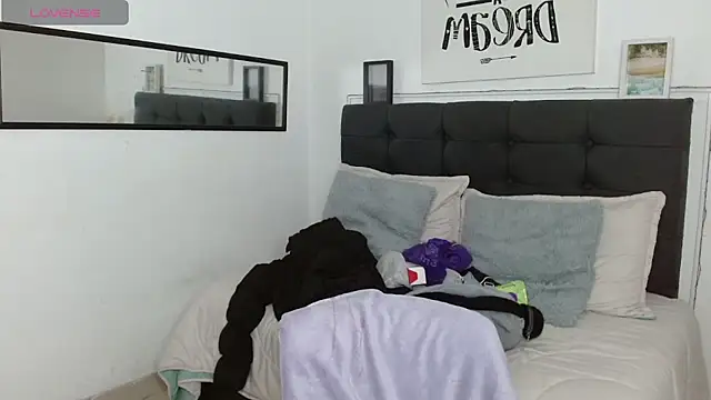 Snapshot of vaness_weet chatting on 28, 10, 2025 vaness weet online show from 28, 10, 2025