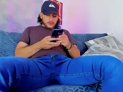 Snapshot of tuyo1995 chatting on 12, 11, 2025 tuyo1995 online show from 12, 11, 2025