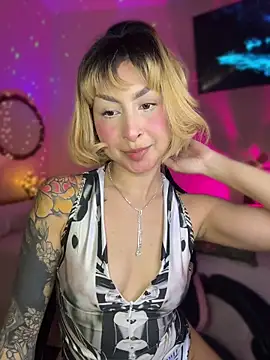 Snapshot of Cinamoonn chatting on 28, 4, 2026 Cinamoonn online show from 28, 4, 2026