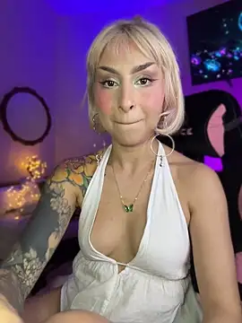 Snapshot of Cinamoonn chatting on 5, 5, 2026 Cinamoonn online show from 5, 5, 2026