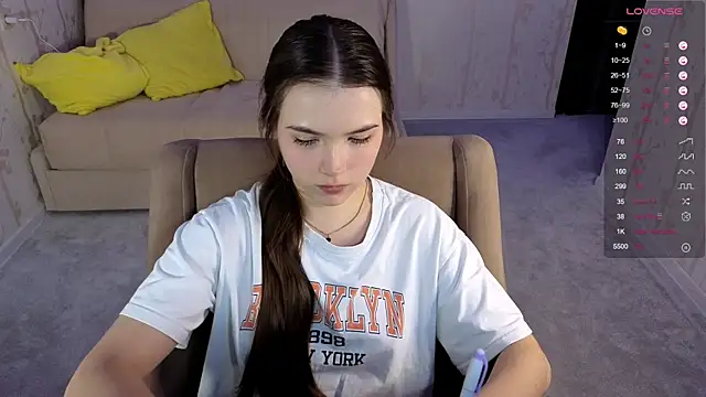 Eva Davie online show from 9, 11, 2025