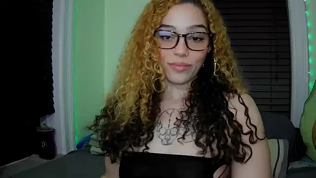 Snapshot of sapphirestorm8 chatting on 14, 12, 2025 sapphirestorm8 online show from 14, 12, 2025