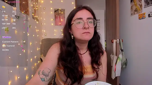 Snapshot of linda_giggle chatting on 5, 11, 2025 linda giggle online show from 5, 11, 2025