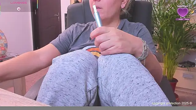 Snapshot of SquirtKitten chatting on 7, 10, 2025 SquirtKitten online show from 7, 10, 2025