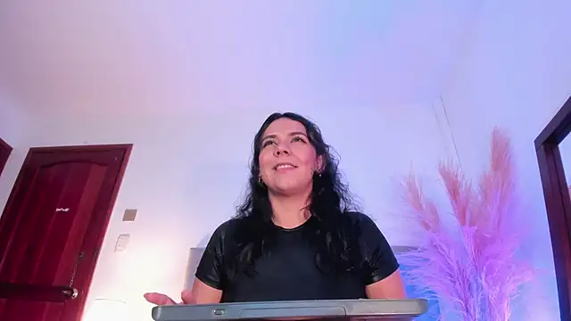 Amber  Davis online show from 3, 2, 2025