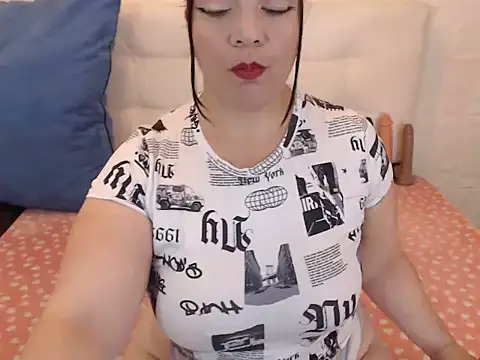 Snapshot of Angiee_BBW chatting on 11, 3, 2025 Angiee BBW online show from 11, 3, 2025