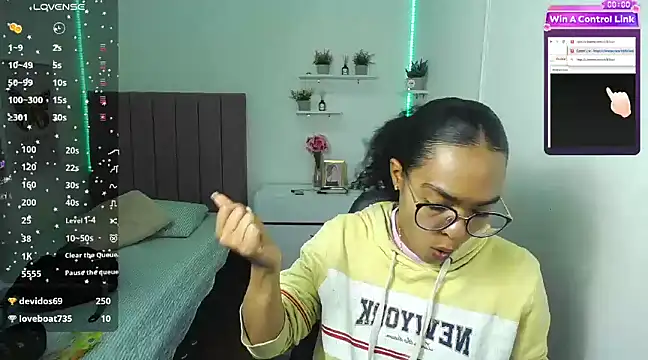 Nina lovee  online show from 2, 12, 2024