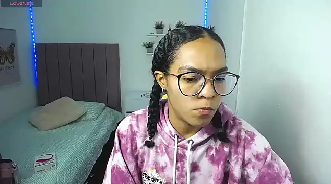 Nina lovee  online show from 3, 12, 2024