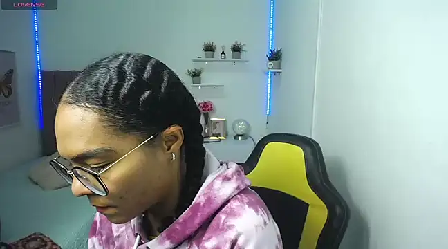 Nina lovee  online show from 3, 12, 2024