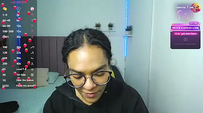 Nina lovee  online show from 9, 12, 2024