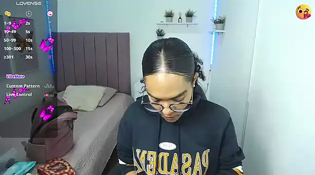 Nina lovee  online show from 12, 12, 2024